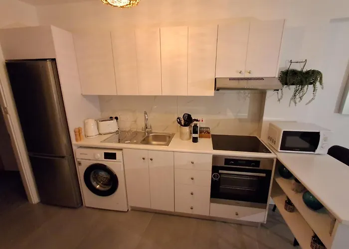 Lazuli Center Ap 11 * לרנקה